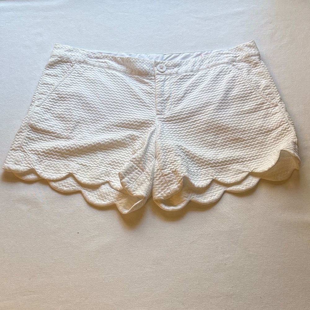 Lilly Pulitzer White Scalloped Shorts - size 4